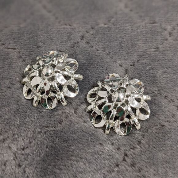 Vintage 80's Rhodium Plated Floral Motif Domed Clip Earrings - Picture 10 of 11
